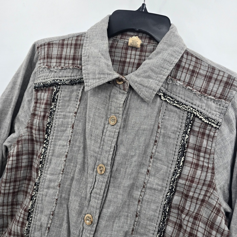 Gimmicks by BKE Shirt Womens Large Gray Plaid Mixed Media Beaded Frayed Hem